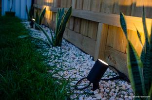 Bære Gendanne Sweeten Philips Hue Lily Outdoor spot light Review - Bringing smart home automation  to the outside