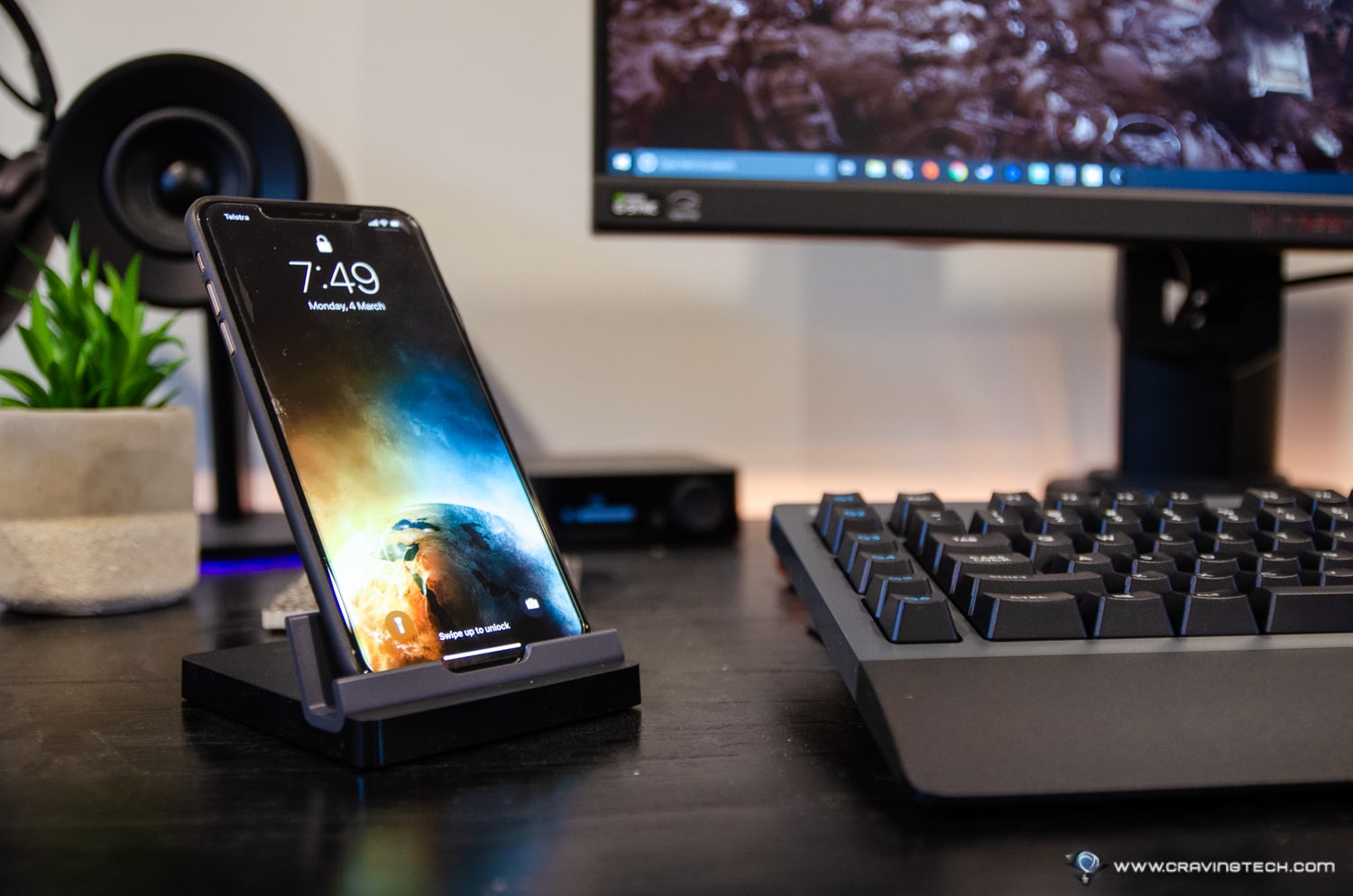 Logitech G613 Wireless Mechanical Gaming Keyboard Review - Phone stand