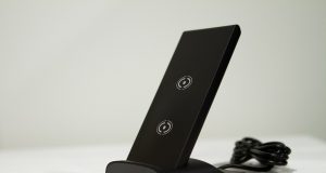 EFM Wireless Power Bank with Desktop Stand (4 of 12)