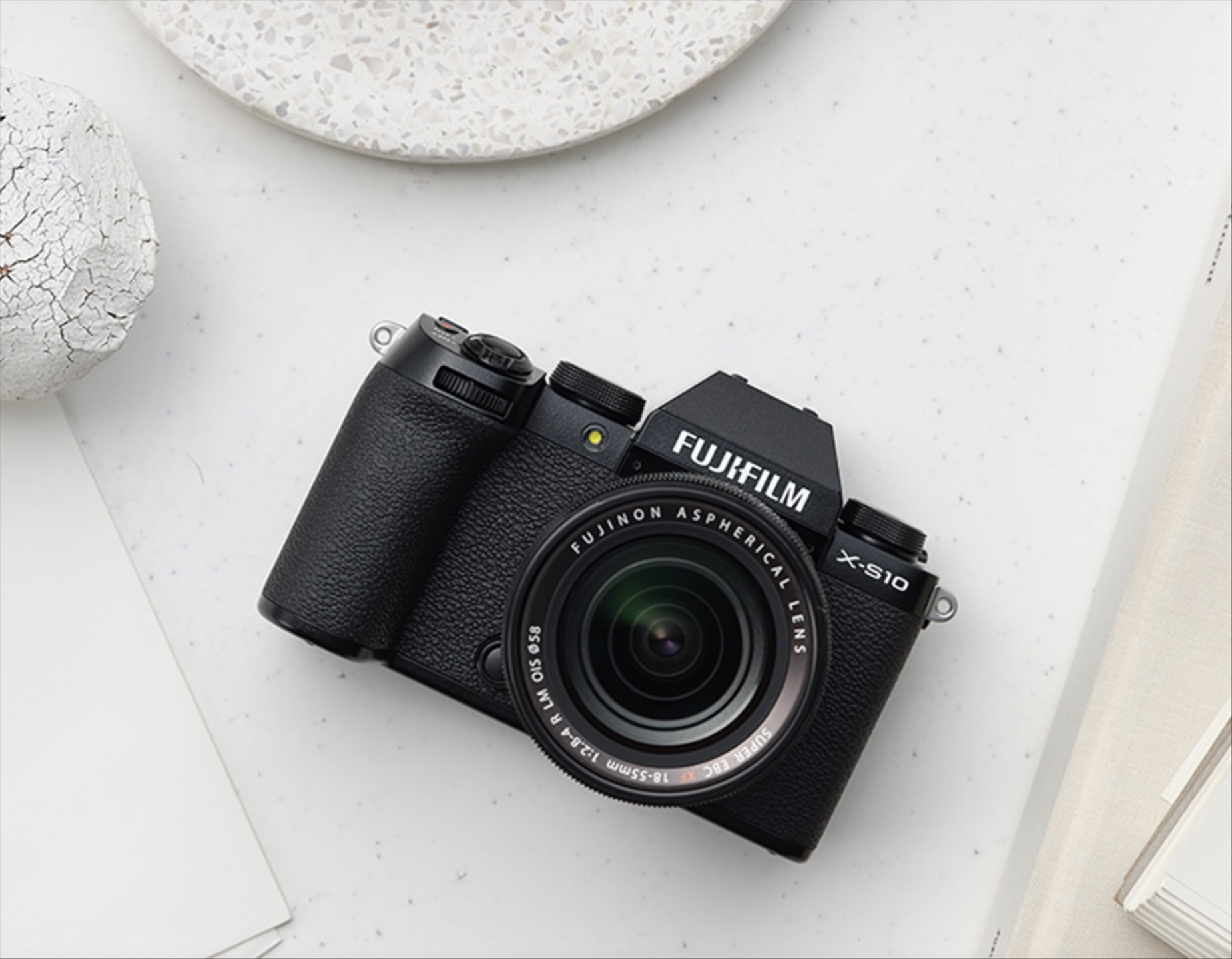 FUJIFILM X-S10, a compact and portable mirrorless camera