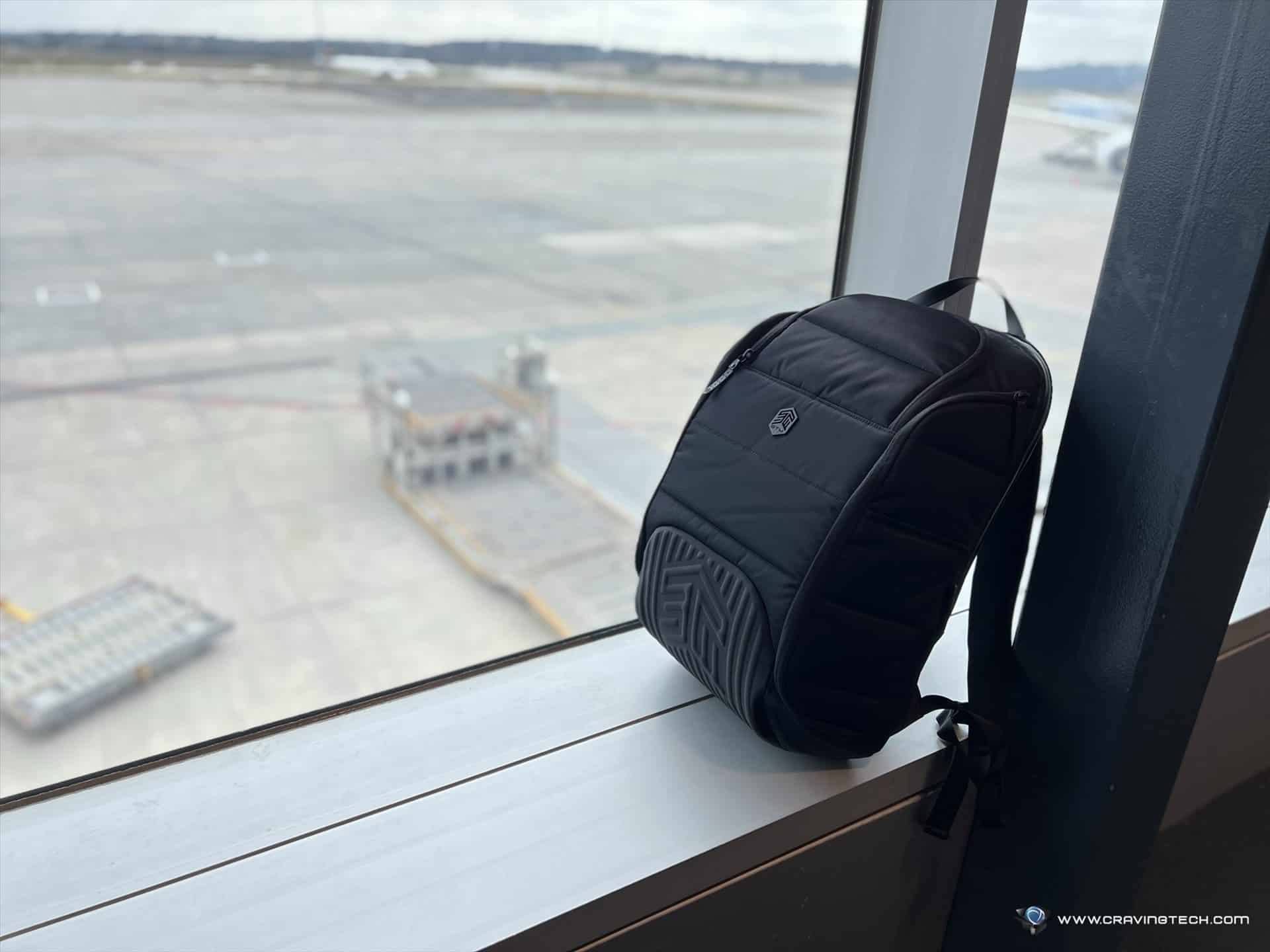Pionier Soeverein Geplooid STM Dux Backpack Review - The ultimate backpack for travellers