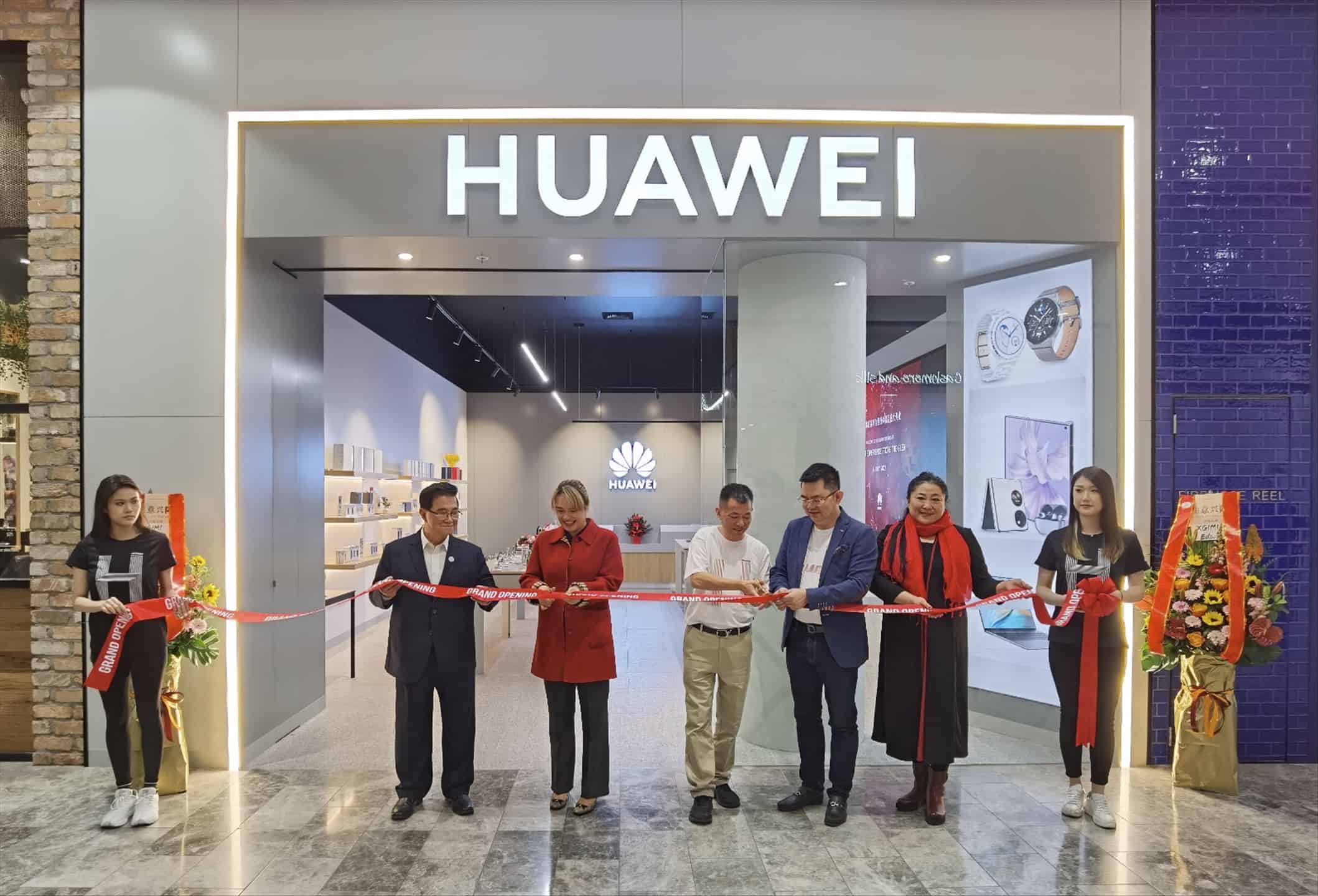 Huawei store in Melbourne just opened up for the first time